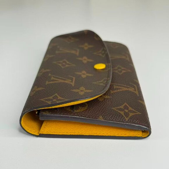 Louis Vuitton Monogram Canvas Wallet with Classic LV Logo Design - Picture 5 of 8